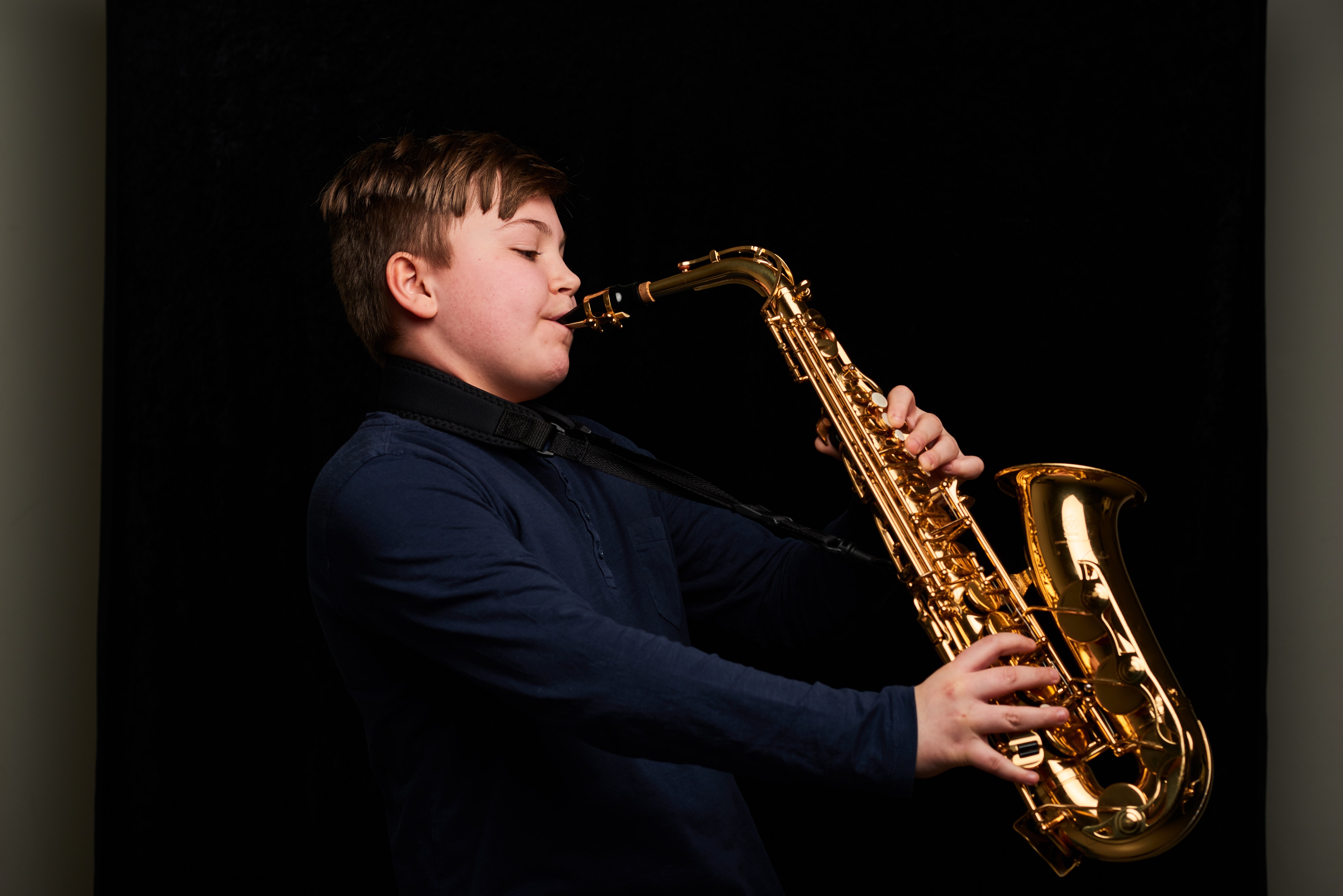 Bilde av gutt som spiller saxofon