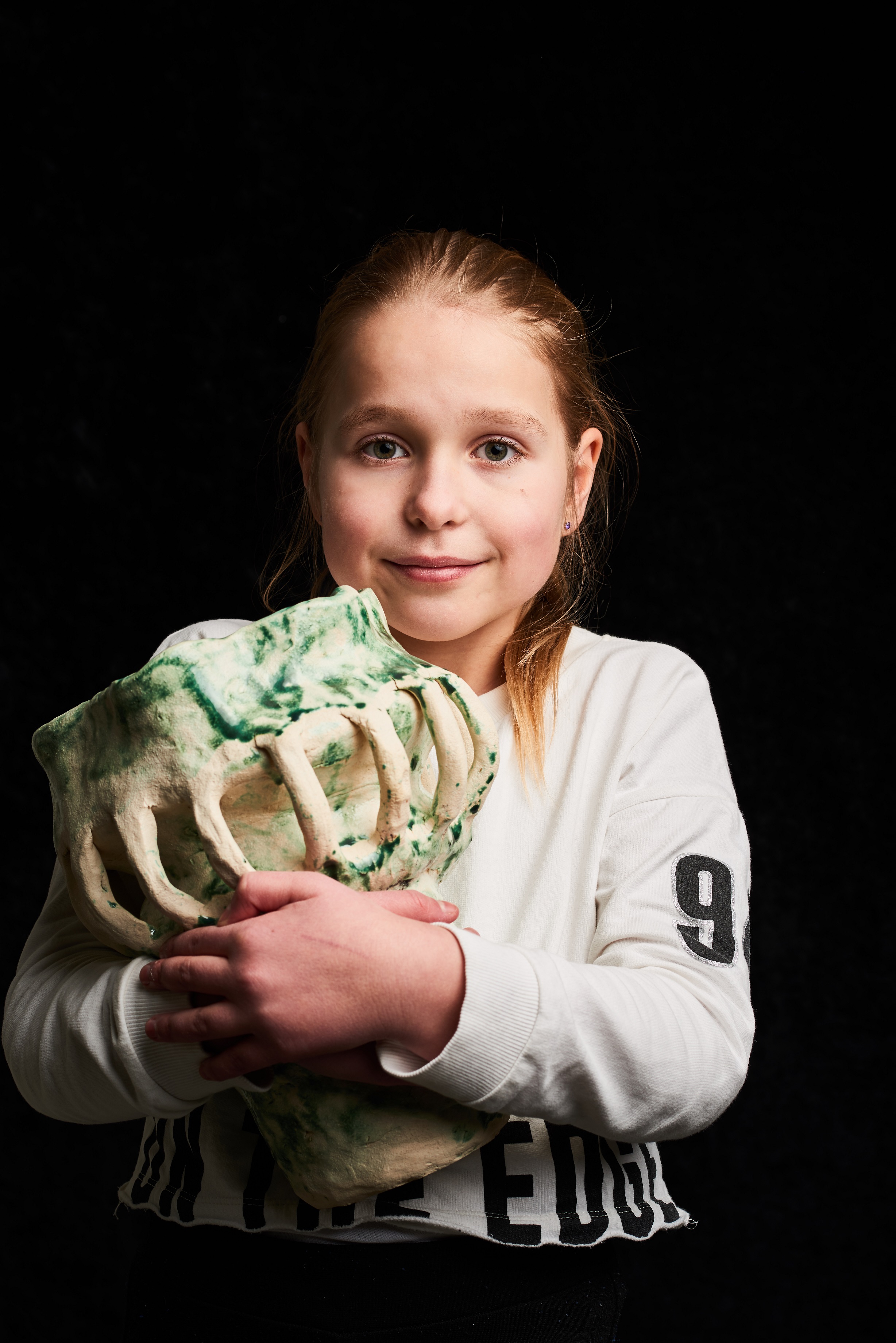 Jente som holder krukke av keramikk