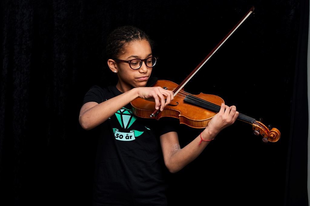 Bilde av jente som spiller fiolin