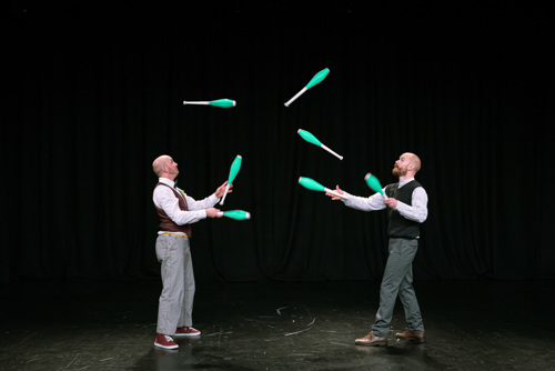 2 mennesker som sjonglerer