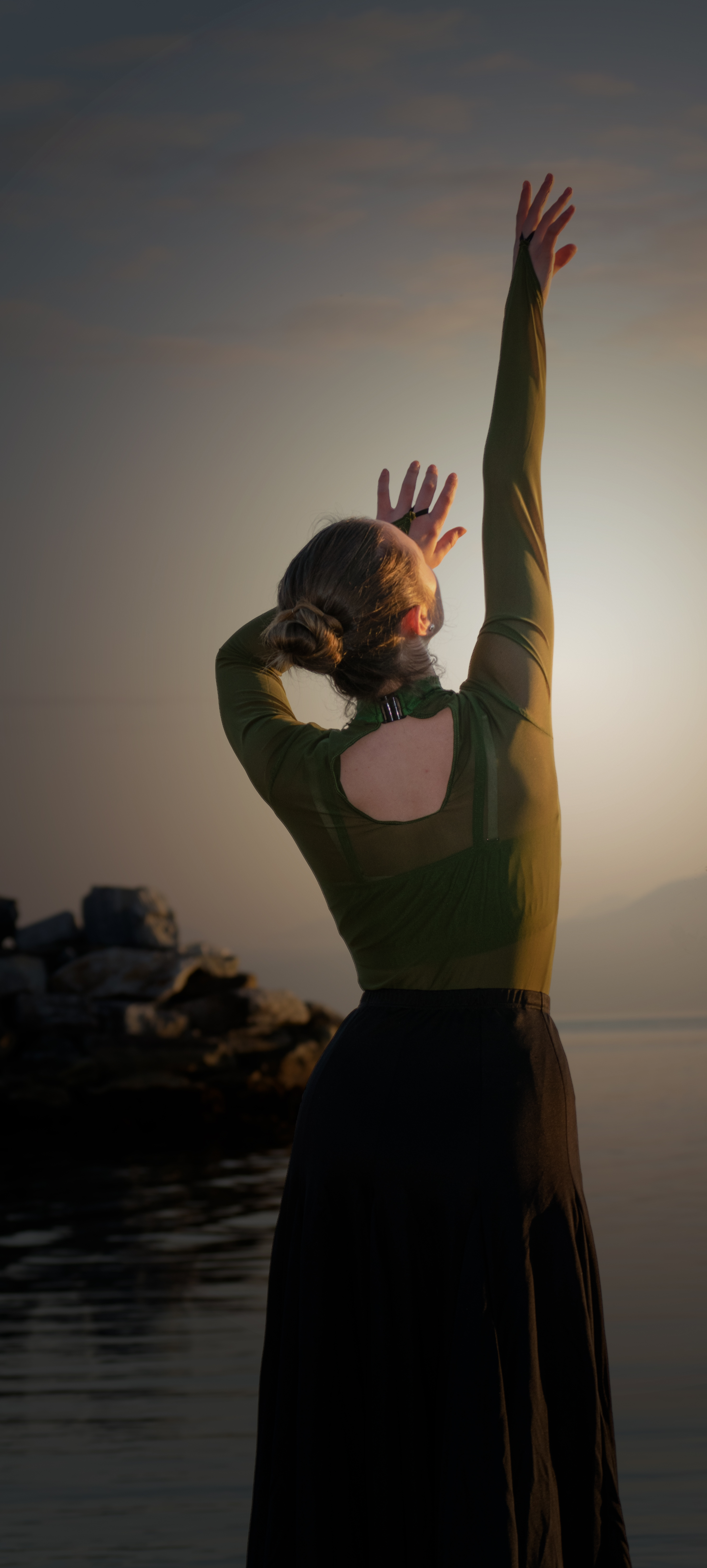 Bilde av jente som strekker seg mot lyset