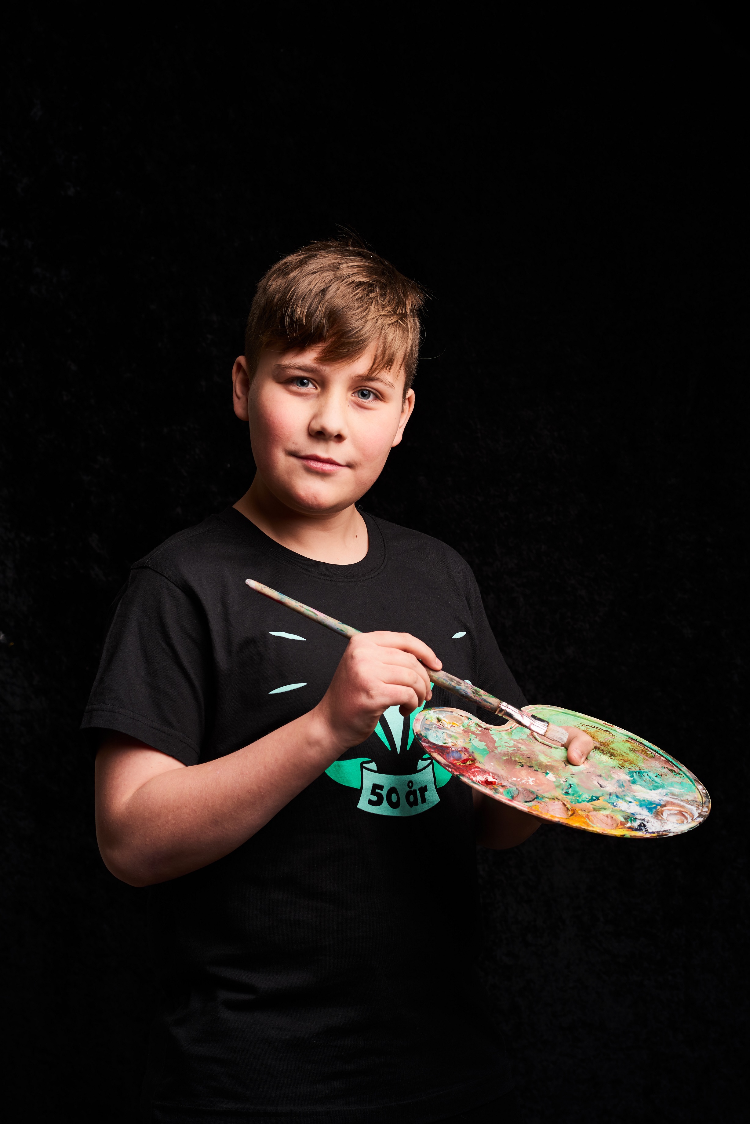 Bilde av gutt med malepensel og pallett