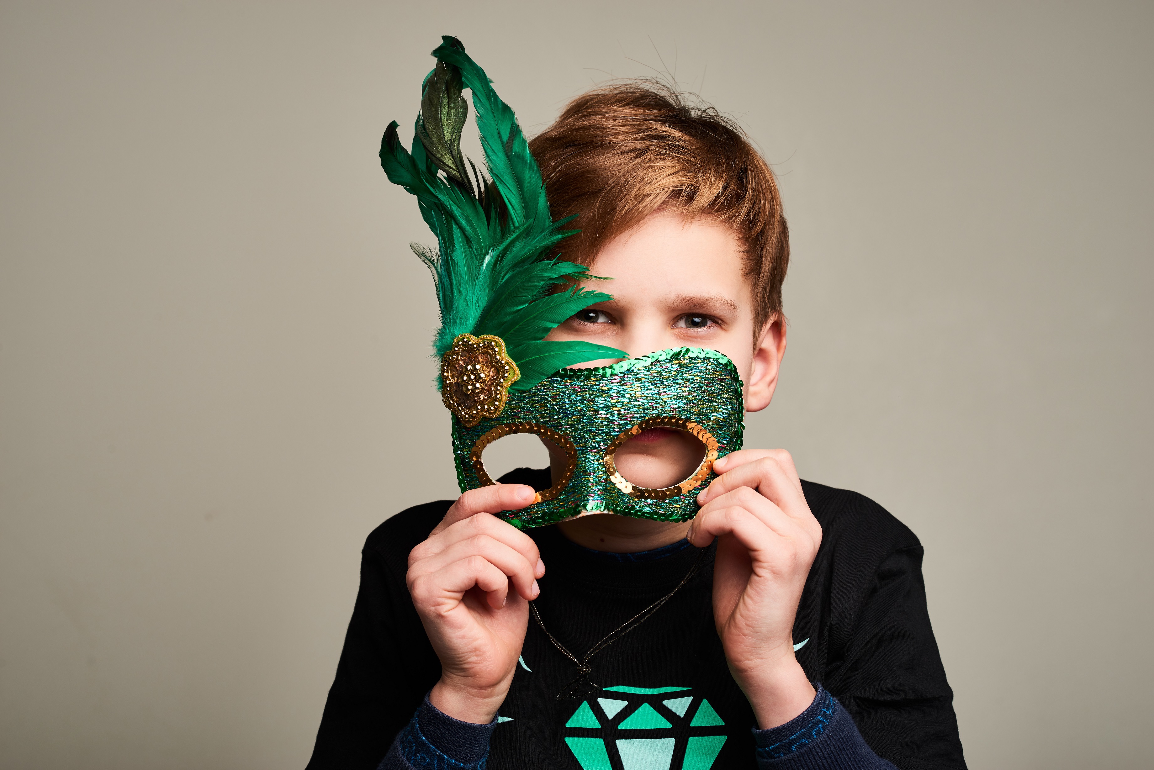 Bilde av gutt med teatermaske foran ansiktet