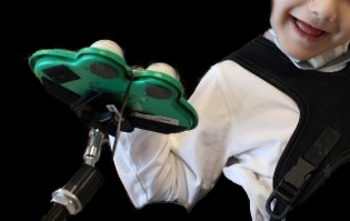 Gutt som spiller musikk med hjelp av brytere